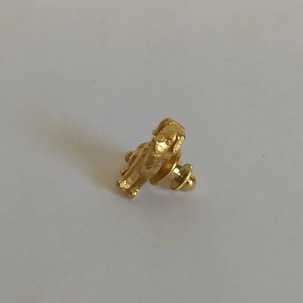 Gold Tone Sitting Dog Puppy Pin Brooch 3D Textured Gift Modern Minimalist Preppy